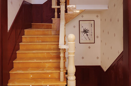 山东中式别墅室内汉白玉石楼梯的定制安装装饰效果